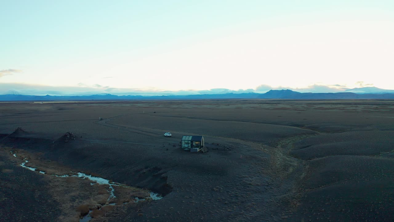 islandia glamping en black land destino turístico toma aérea de cabina de cristal islandia