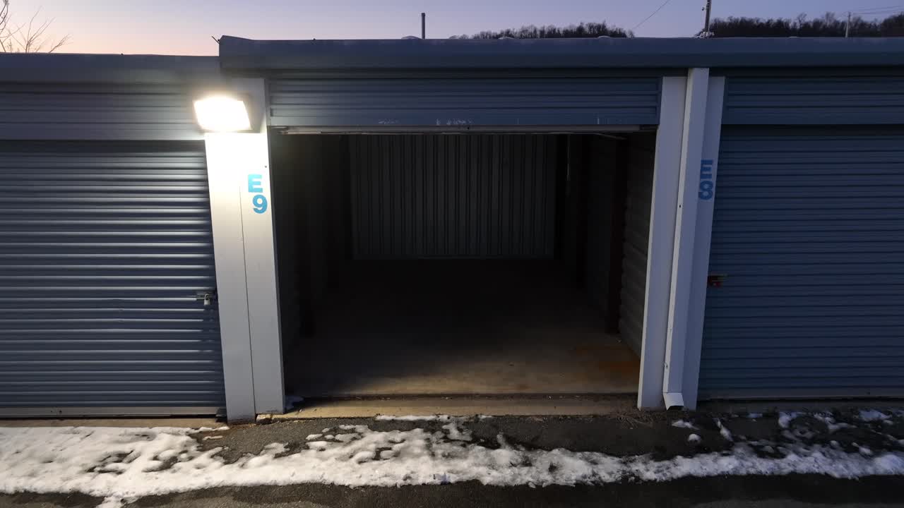 비어있는 개방형 자기 저장소 건물 또는 창고를 향한 항공 비행 - 겨울철 임시 저장소