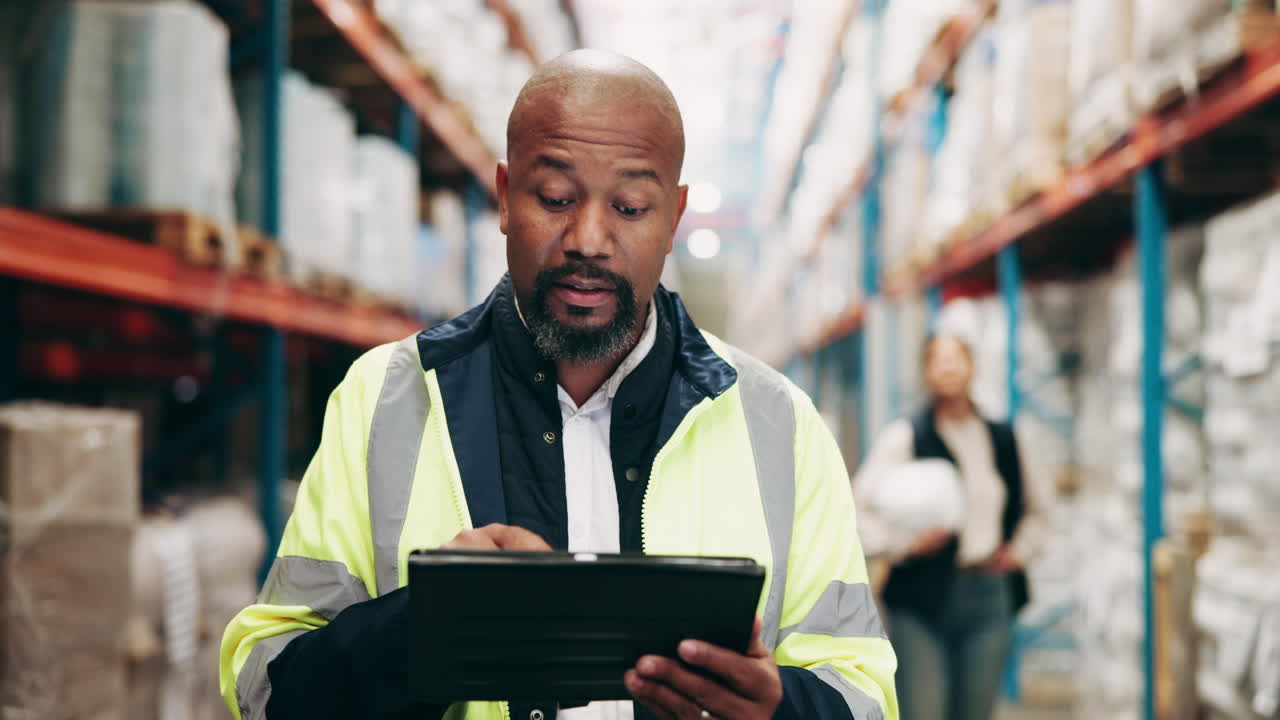 trabajador de almacén usando una tableta para comprobar el inventario