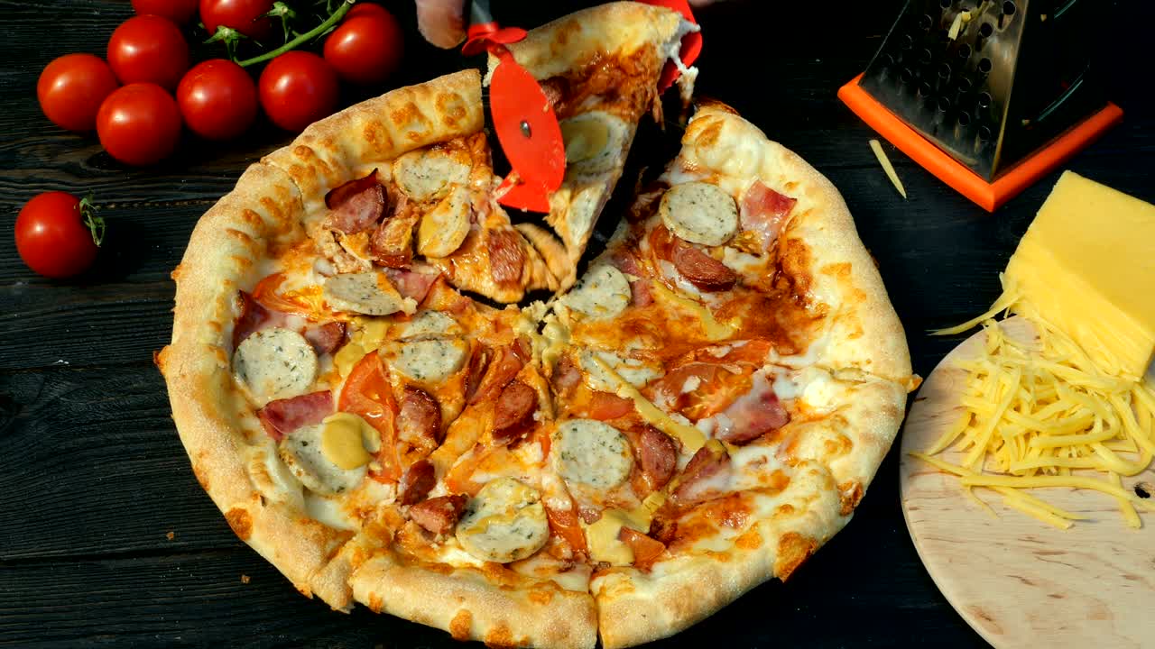 손으로 피자를 잘라서, 조각으로, 소시지, 토마토, 치즈로