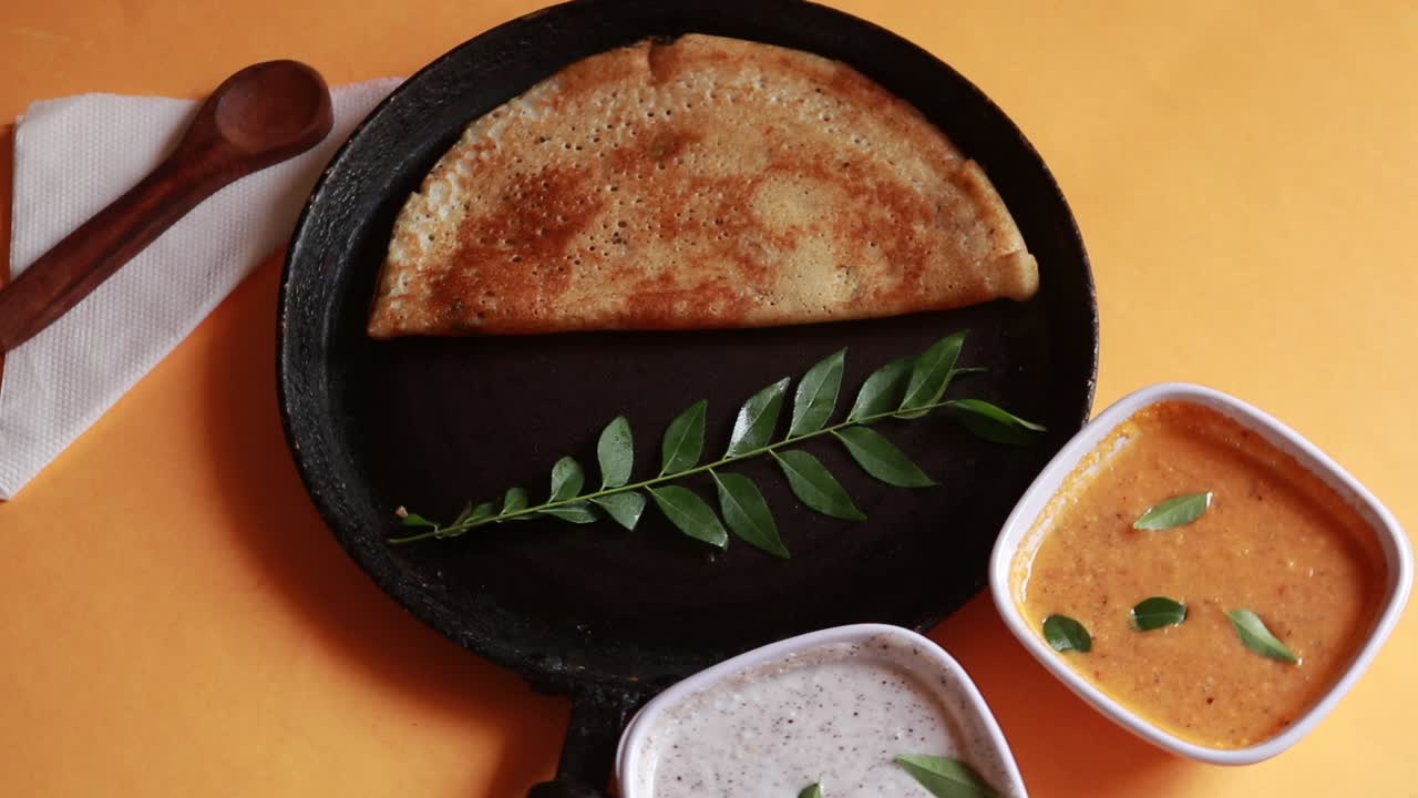 masala dosa, comida del sur de la india dosa, sambhar y chutney de coco sobre fondo amarillo