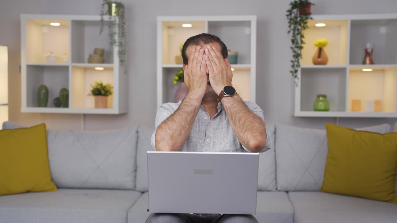 el hombre que mira la computadora portátil se frustra.