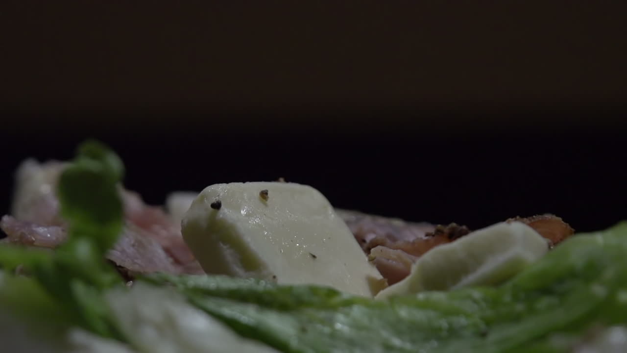 centrarse en el movimiento arrojando rebanadas de comida