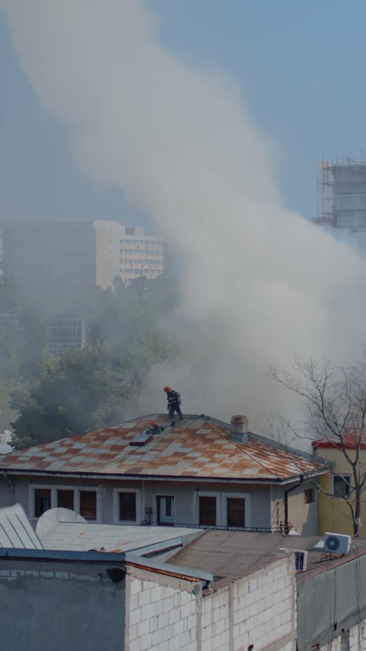 Bombeiros atendendo a um incêndio em edifício
