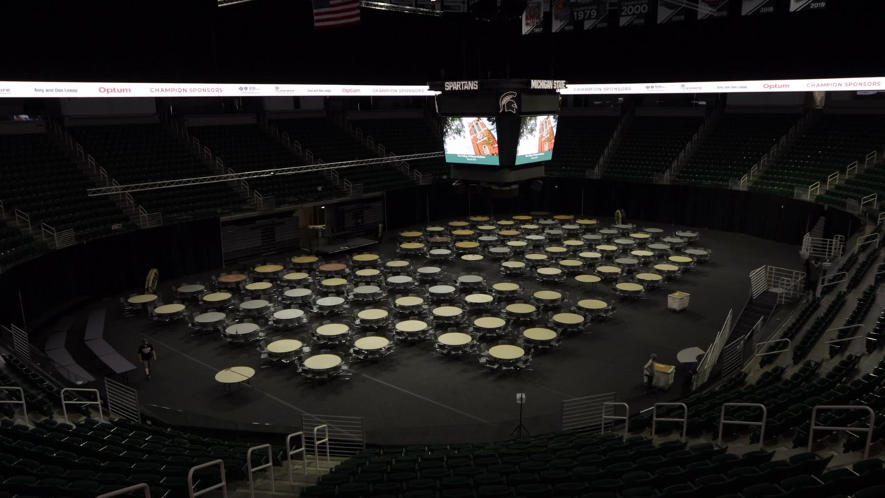 Timelapse di un grande evento in allestimento in un campo da basket