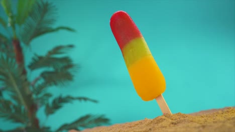 a medida que el helado se descongela, su masa colorida disminuye y se transforma en líquido dulce, capturado en un primer plano contra un fondo azul, transmitiendo un concepto artístico del verano