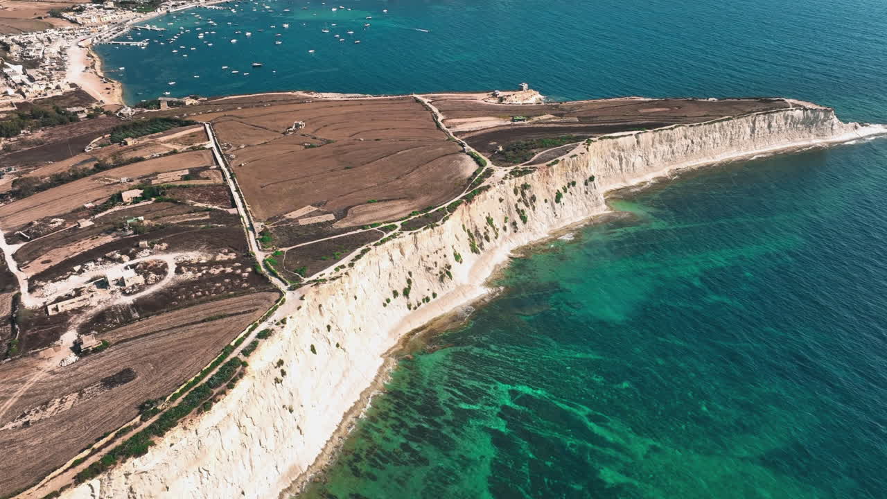 Riprese aeree che sorvolano la costa di Malta, mostrando i sentieri per mountain bike e trekking del Munxar Path