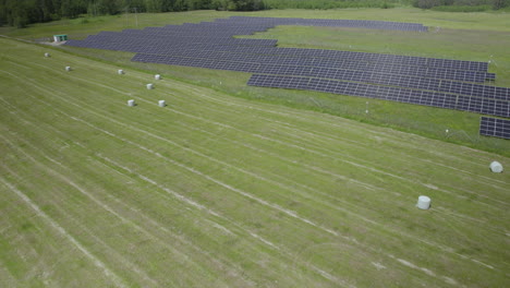 Granja-Solar-Cercada-Campo-Agrícola-Cercano,-Vista-Aérea-De-La-Plataforma-Rodante