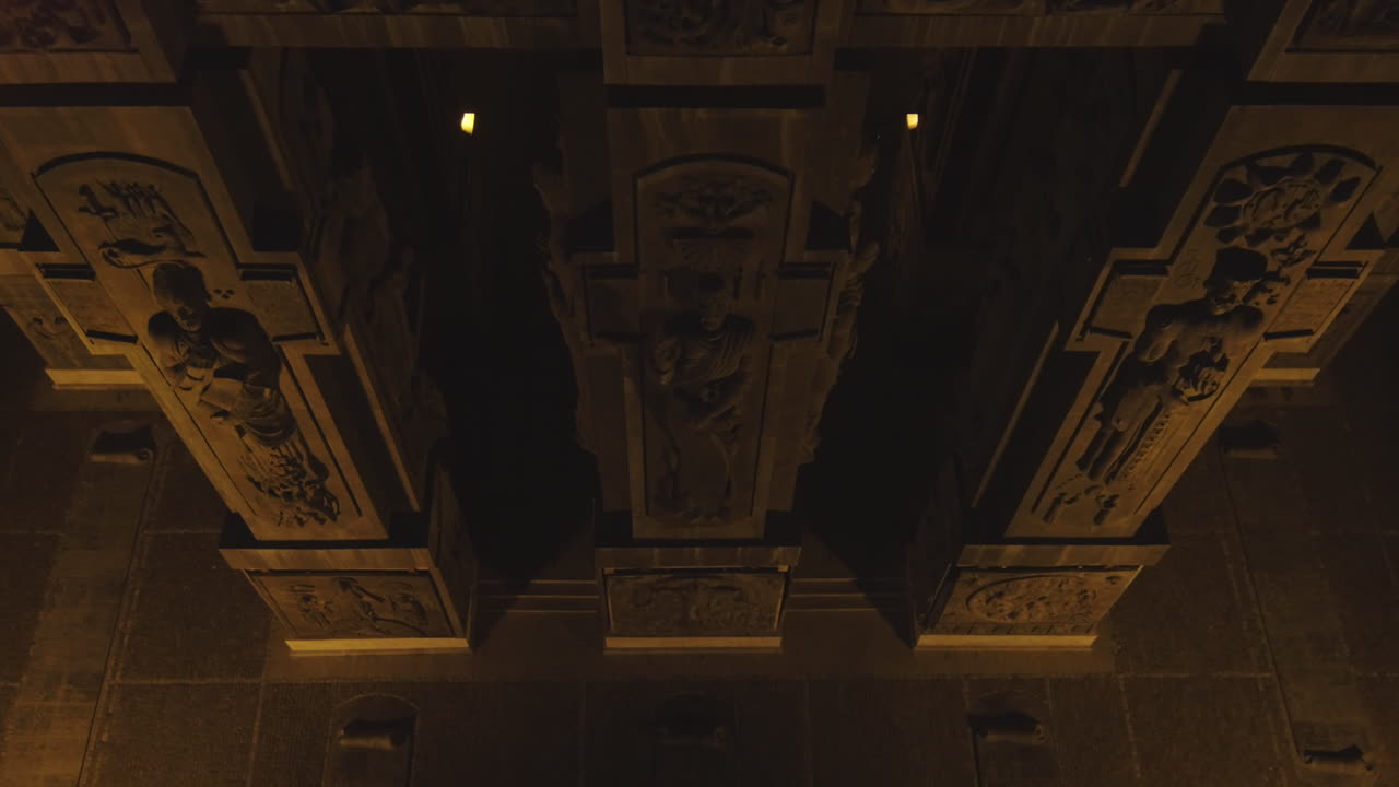 靠近教堂大教堂入口的空中景色,晚上有十字架和柱子