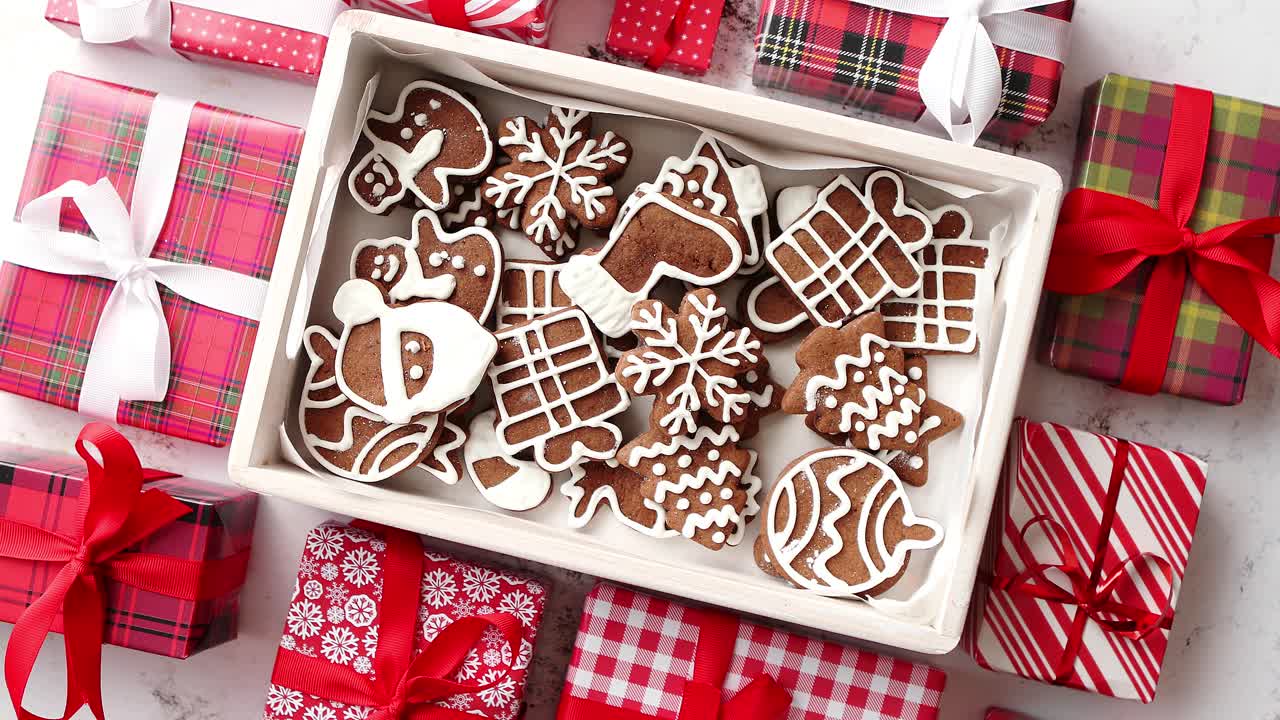 deliciosas galletas de jengibre frescas decoradas con navidad colocadas en una caja de madera
