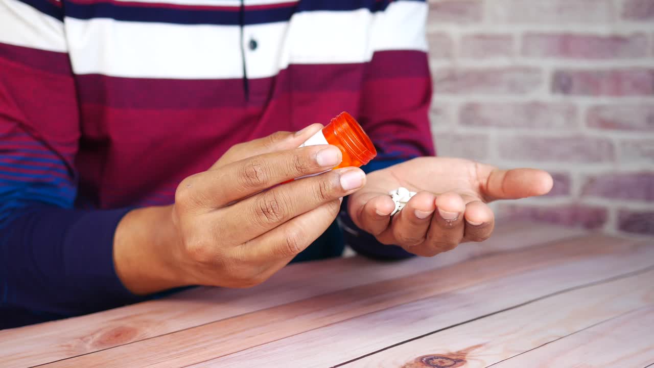 persona que toma pastillas