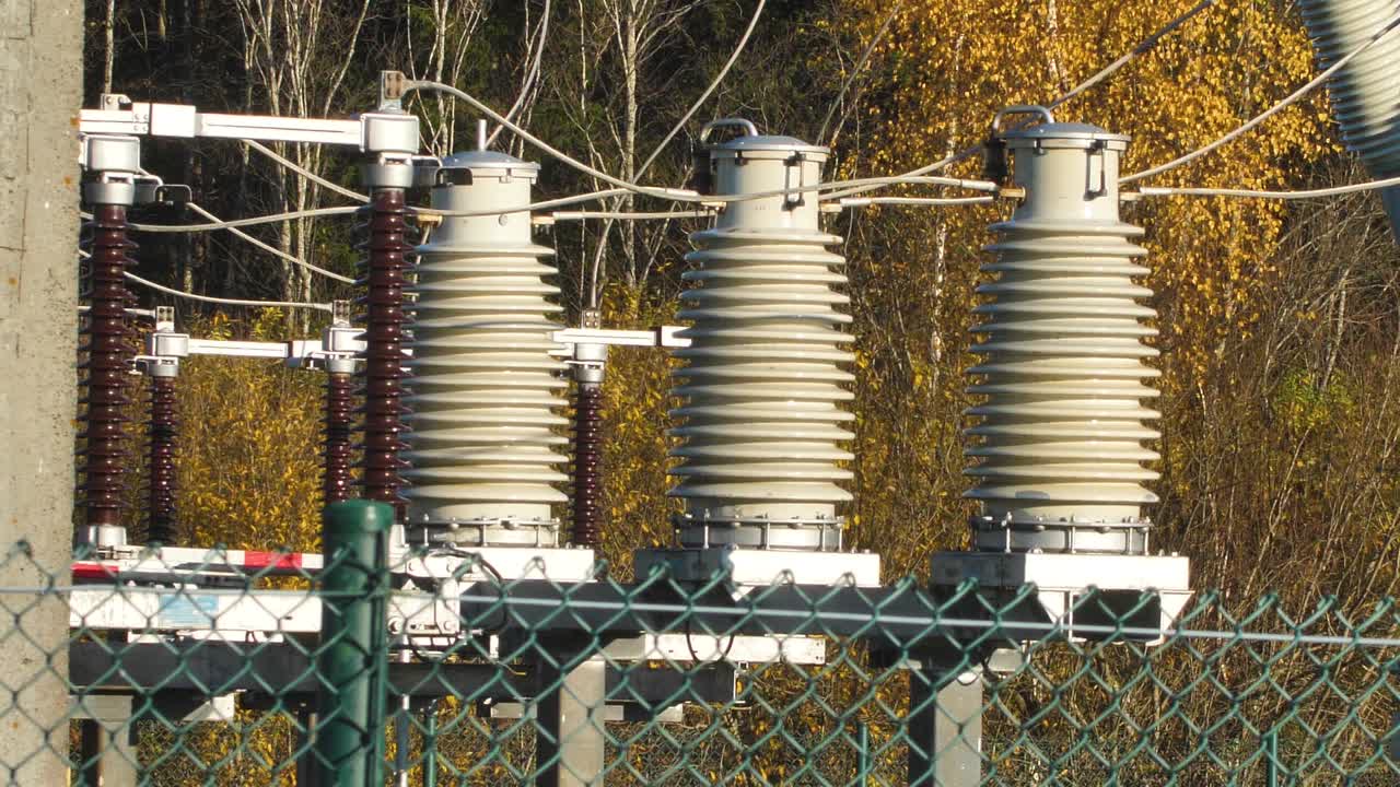 линии электропередач с лучами солнца на голубом небе