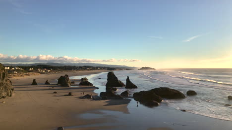 Oregon-Coast-Bandon-Beach-Menschen,-Die-Am-Strand-Spazieren-Gehen