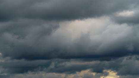 hermoso cielo oscuro dramático con nubes tormentosas el tiempo transcurre antes de la lluvia