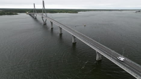 Una-Camioneta-Blanca-Cruzando-El-Puente-Replot-Durante-Un-Día-Nublado-En-Finlandia,-Norte-De-Europa