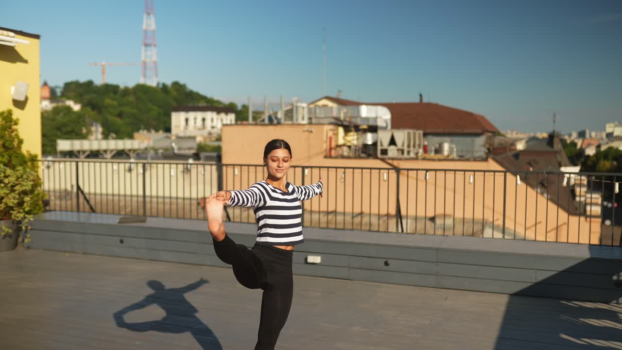 Wanita berlatih yoga di atap