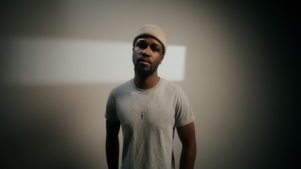 hombre en retrato de estudio