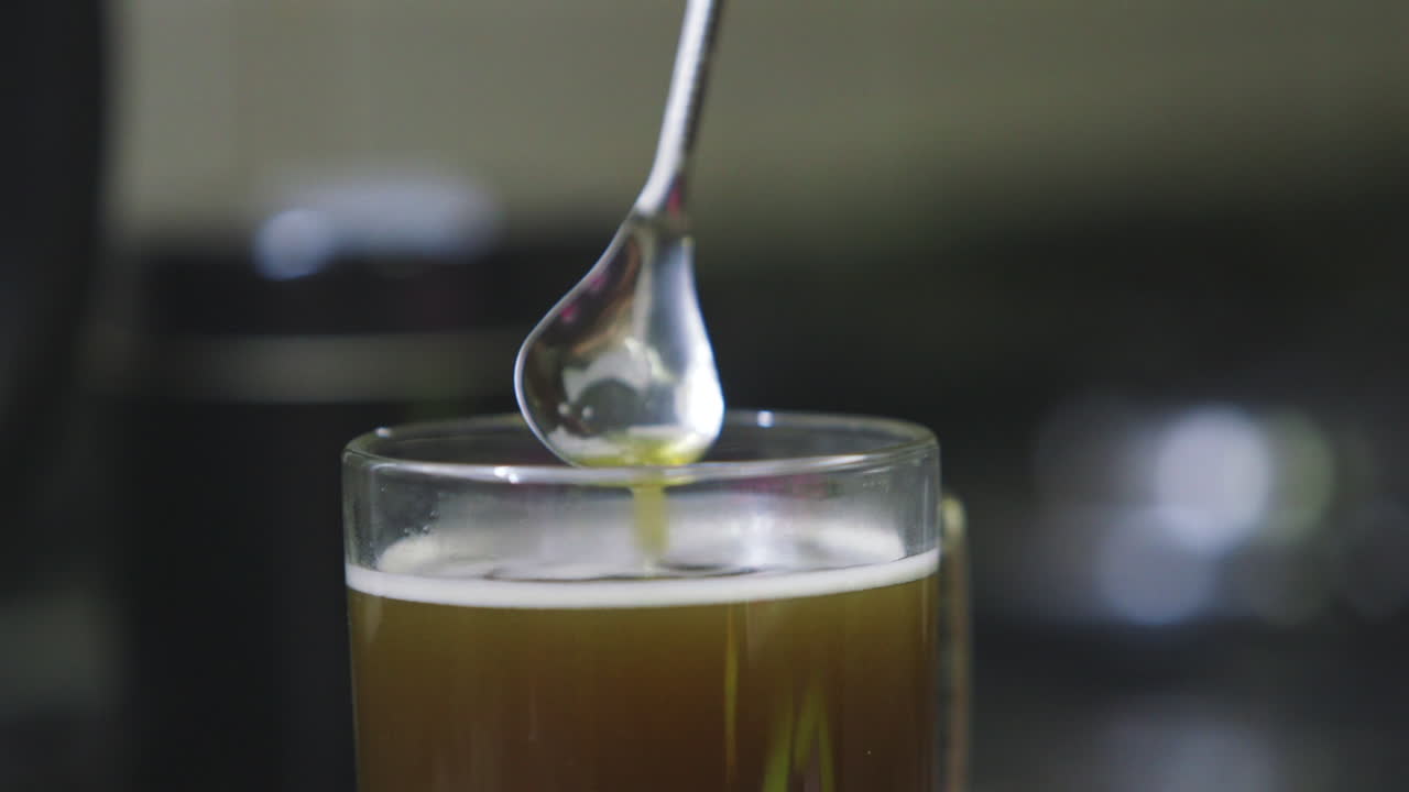 preparación de té de yerba mate, una bebida natural rica en antioxidantes para el bienestar y la vitalidad.