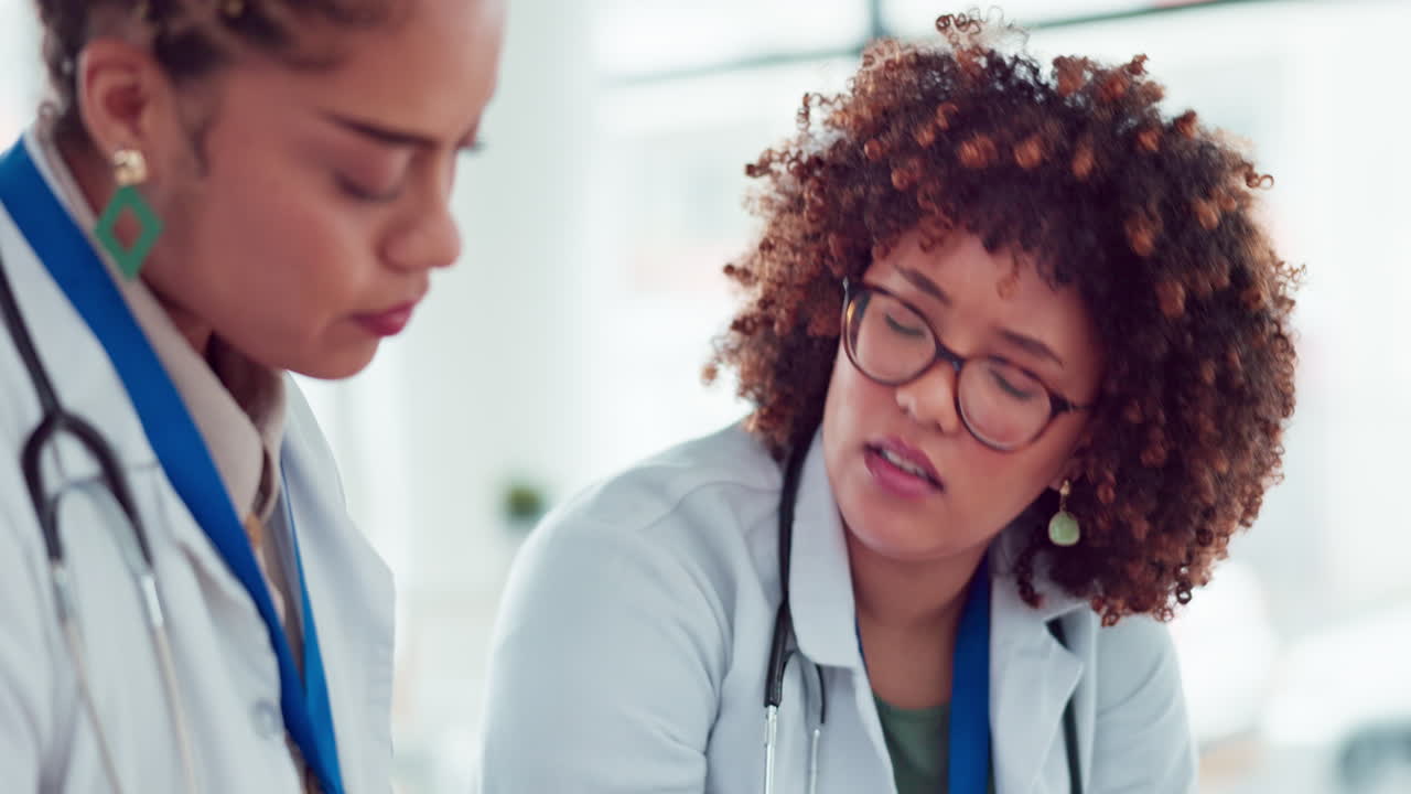 trabajo en equipo, mujeres y médicos hablando en el hospital