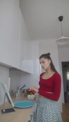 mujer cocinando en una cocina moderna