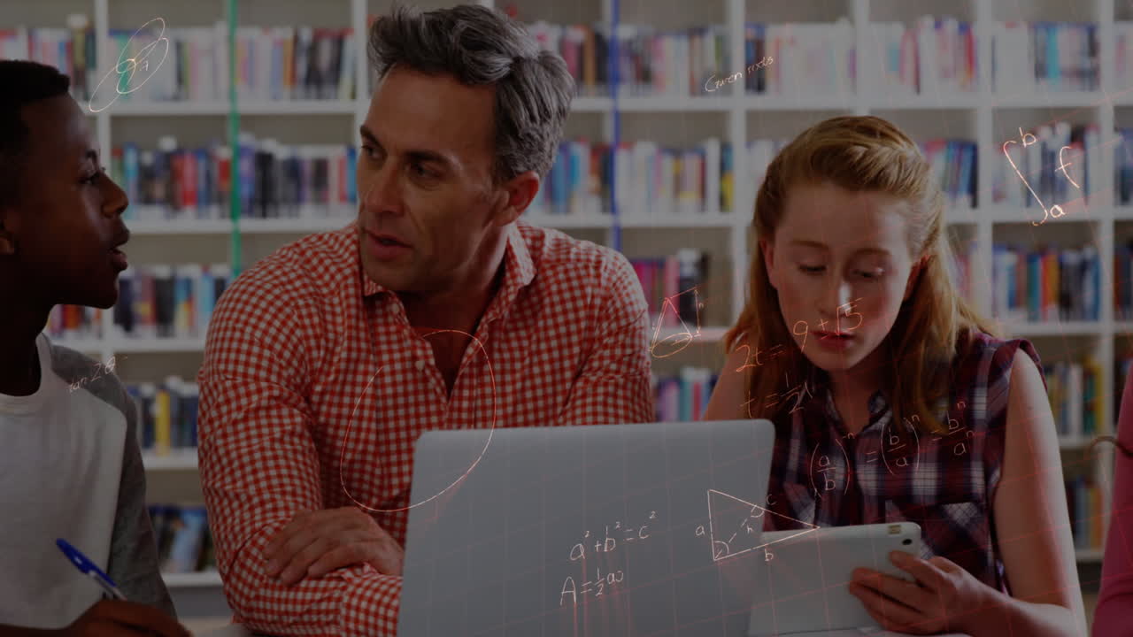 animación de ecuaciones matemáticas sobre maestros varones y escolares que usan computadoras portátiles en el aula