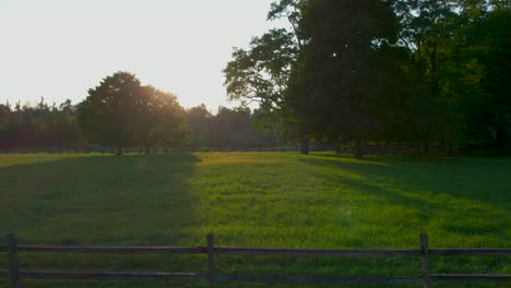 Sonnenuntergang-Vor-Dem-Zaun-In-Der-Nähe-Der-Farm-Der-Familie-Joseph-Smith,-Des-Fachwerkhauses,-Des-Tempels,-Des-Besucherzentrums-Und-Des-Heiligen-Hains-In-Palmyra,-New-York,-Den-Ursprungsorten-Der-Mormonen-Und-Des-Buches-Mormon