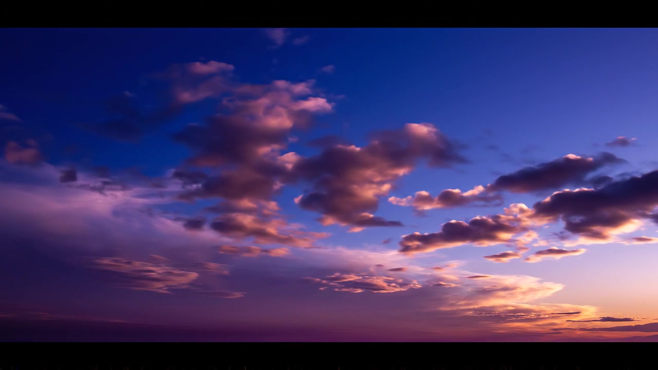 Cielo vibrante al tramonto con nuvole viola e rosa al crepuscolo