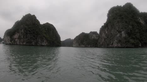 islas ubicadas dentro de la impresionante bahía de halong en vietnam, capturadas usando un gopro desde un kayak