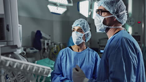 equipo médico, personas y médico en la sala de operaciones