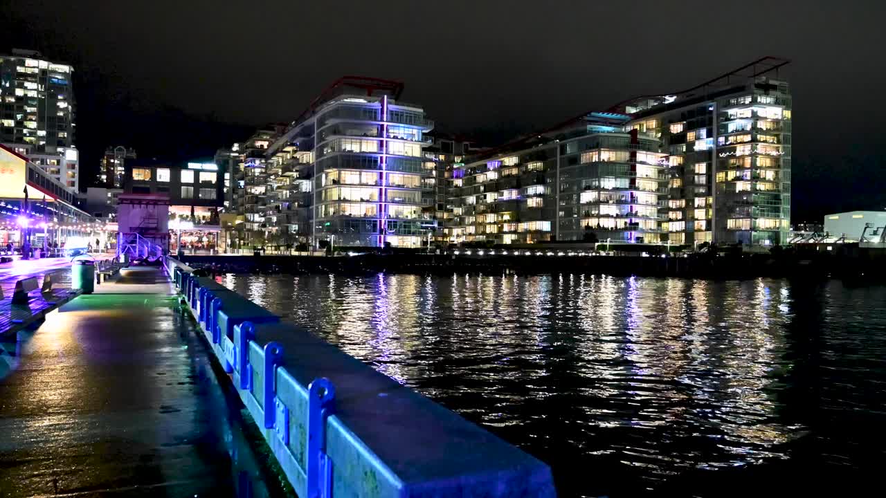 밤이면 북쪽 밴쿠버의 스카이라인이 물에 반사되는 작은 파도가 만에서 잔잔하게 잔물결을 이룬다