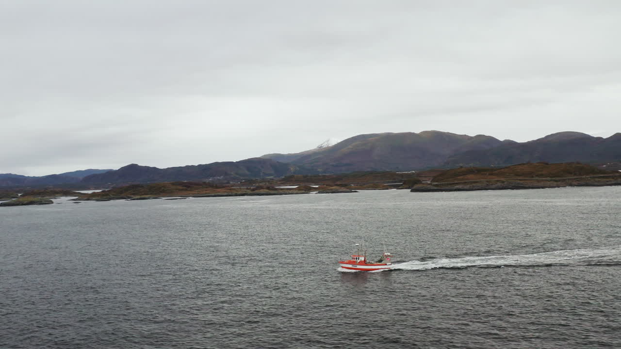 노르웨이 대서양 도로 근처의 스토어이순 다리에서 순항하는 어선