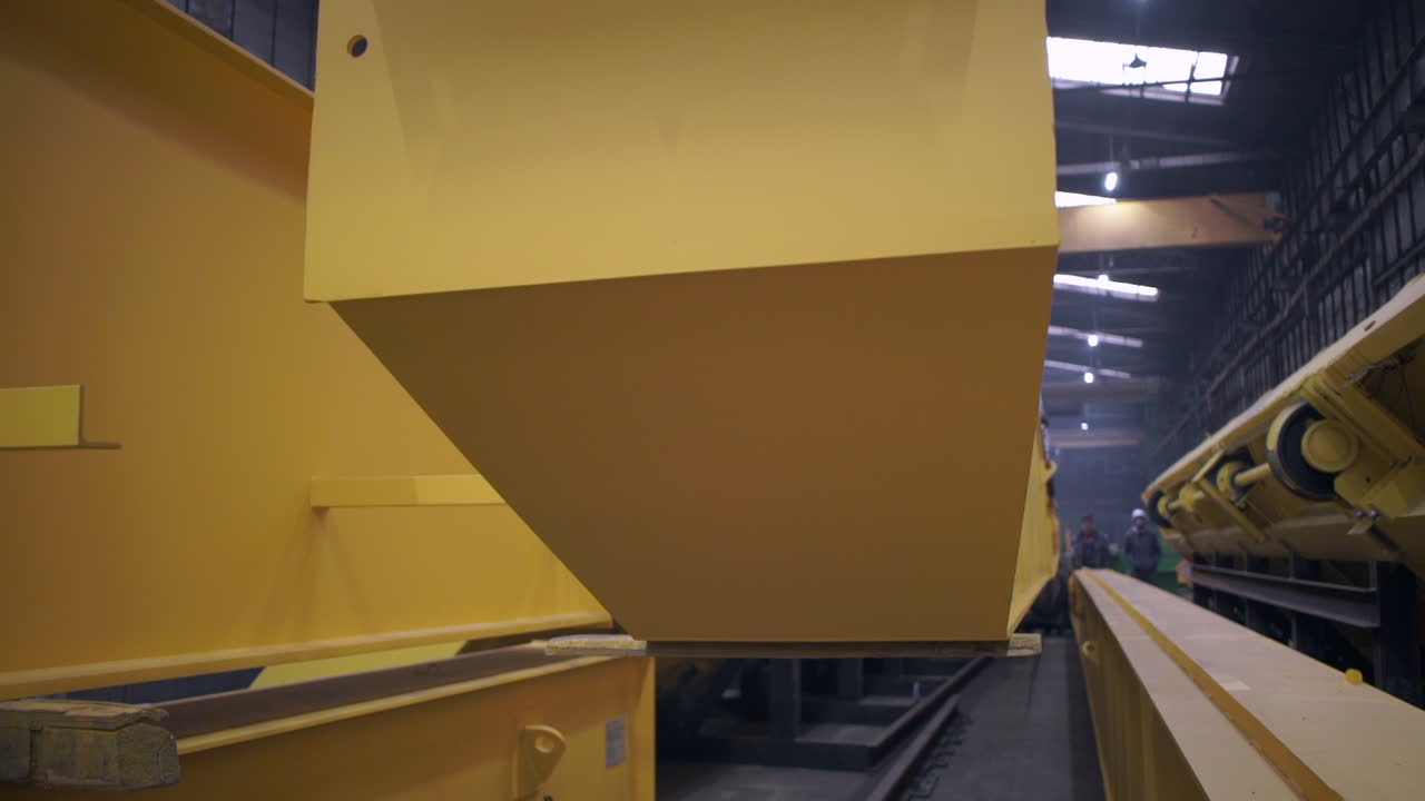 línea de producción de fábrica con componentes metálicos