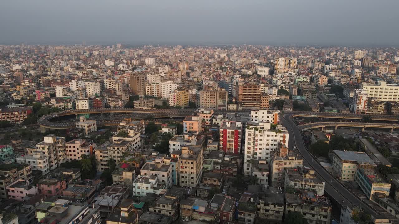 horizonte de smog de dhaka con tráfico en la autopista, vista aérea de la ciudad densamente construida