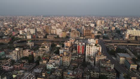 horizonte de smog de dhaka con tráfico en la autopista, vista aérea de la ciudad densamente construida