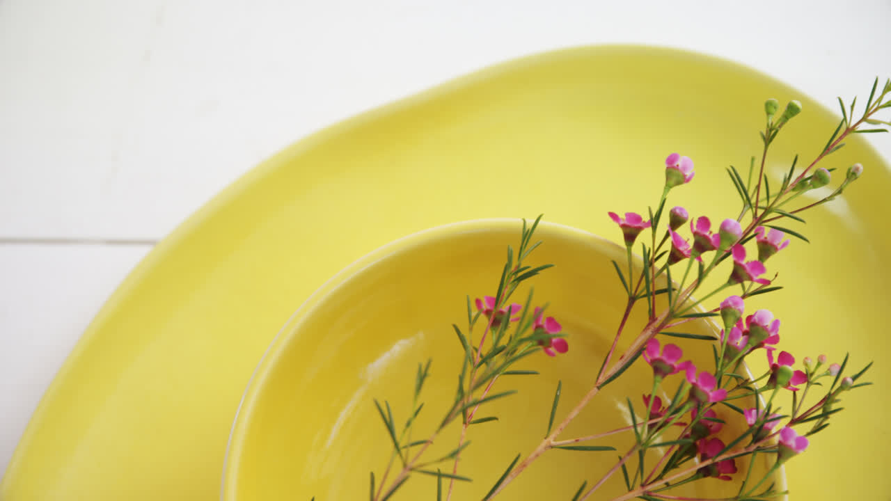 varios cubiertos en la mesa 4k