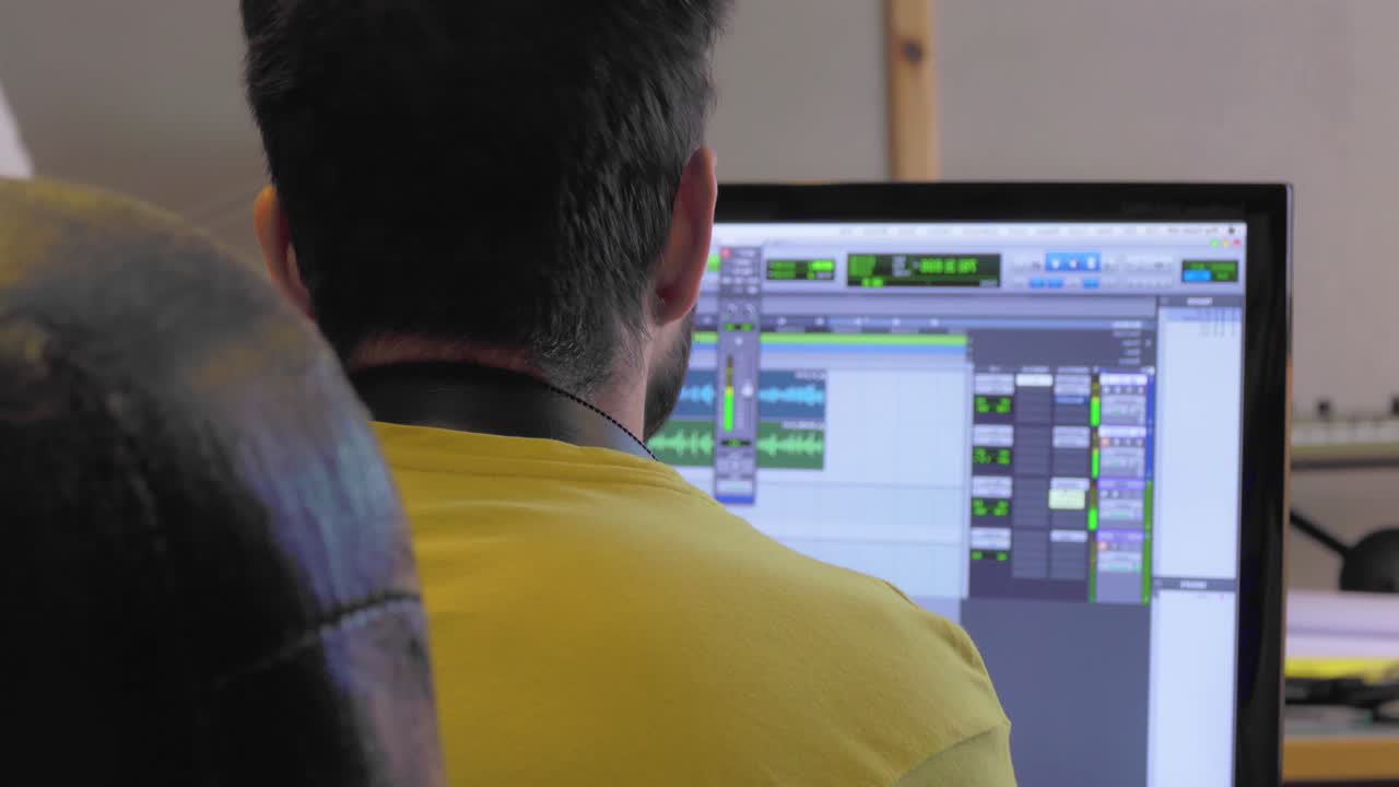 ingeniero de sonido mezcla la banda sonora en una computadora