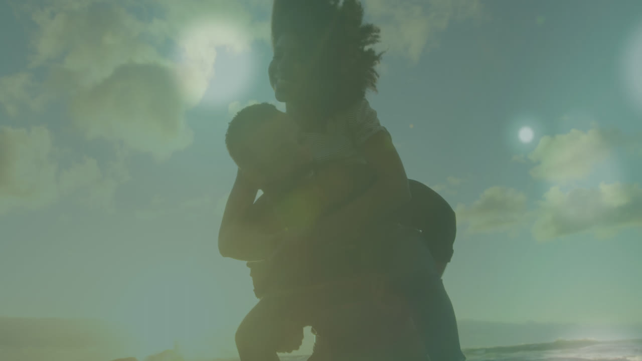 해변에서 두 인종의 부부 위에 빛의 반점이 애니메이션