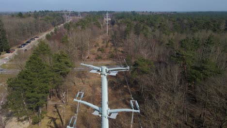 vista aérea hacia arriba de líneas de alto voltaje en el bosque, estación de distribución de electricidad.