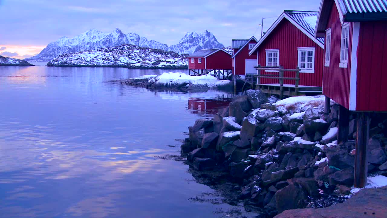 ノルウェーの北極圏ロフォーテン諸島にある美しい雪景色の漁村。