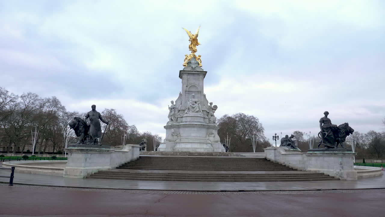 toma en cámara lenta caminando hacia el memorial de victoria sin turistas alrededor, londres