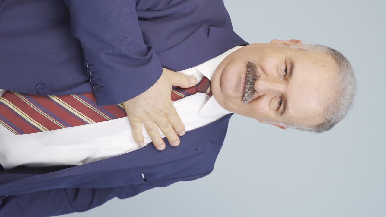 자신감 있는  ⁇ 은 사업가의 수직 비디오.