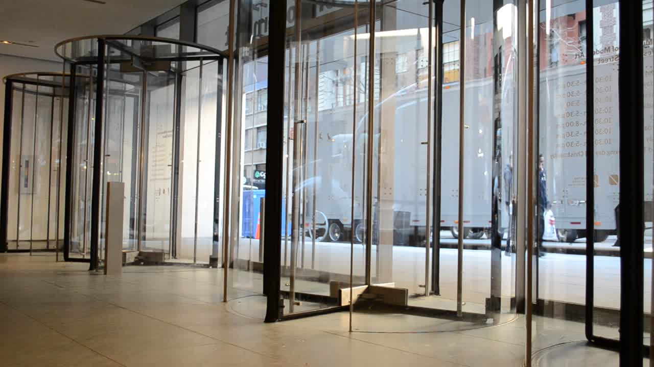 Museum of Modern Art. New York, USA. Il Museum of Modern Art (MoMA) è un museo d'arte a Midtown Manhattan, New York City (sulla 53esima Strada) tra la Fifth Avenue e la Sixth Avenue