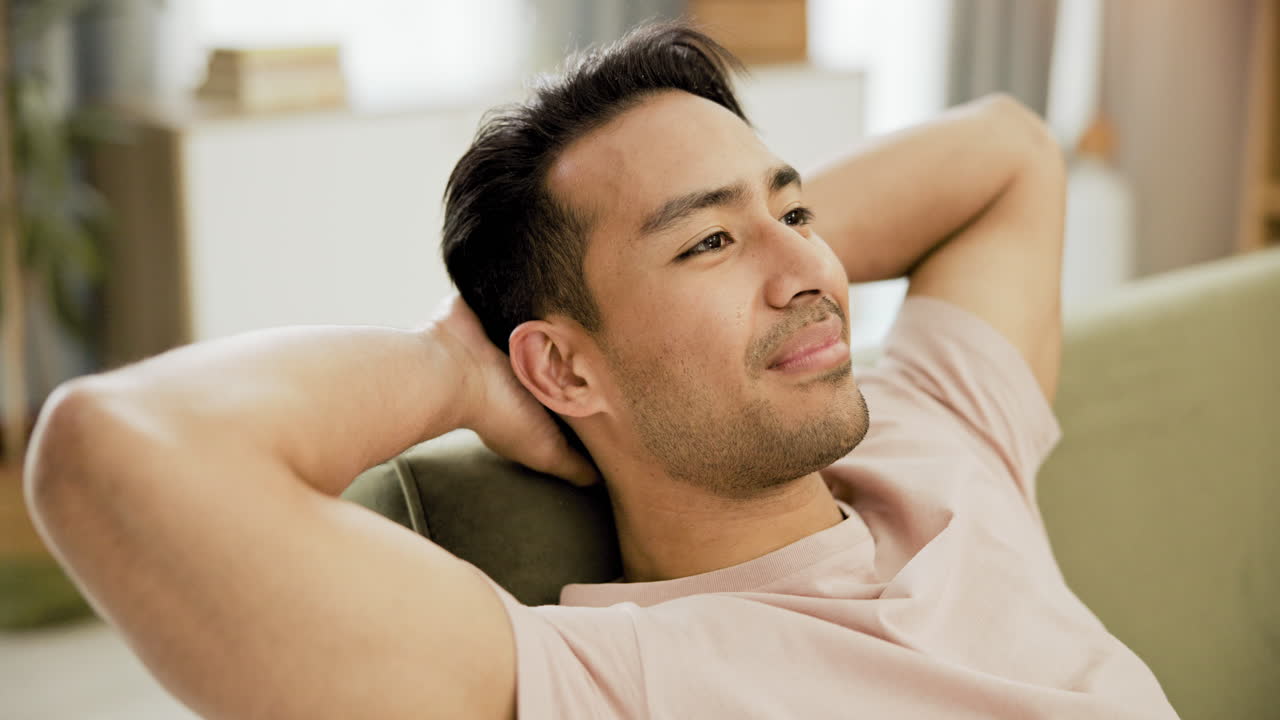 소파에서 휴식을 취하는 남자