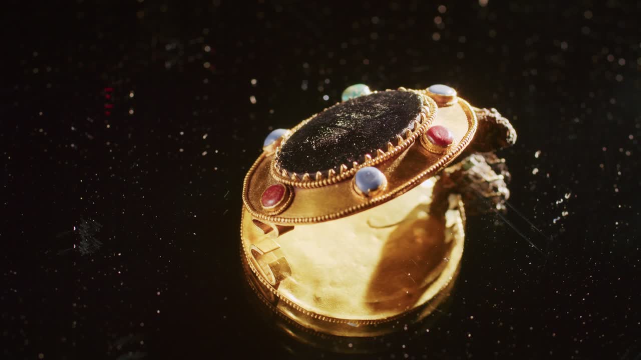 2000년 전 스키타이 신부의 황금 브로치, 오래된 귀걸이, 는 바, 발굴 과정에서 발견된 빈티지 보석, 종교, 클로즈업.