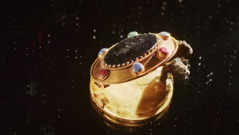 un broche de oro de una sacerdotisa escita de 2000 años de edad, un viejo pendiente, una rueda giratoria, encontrado durante las excavaciones. joyas vintage. religión. primer plano