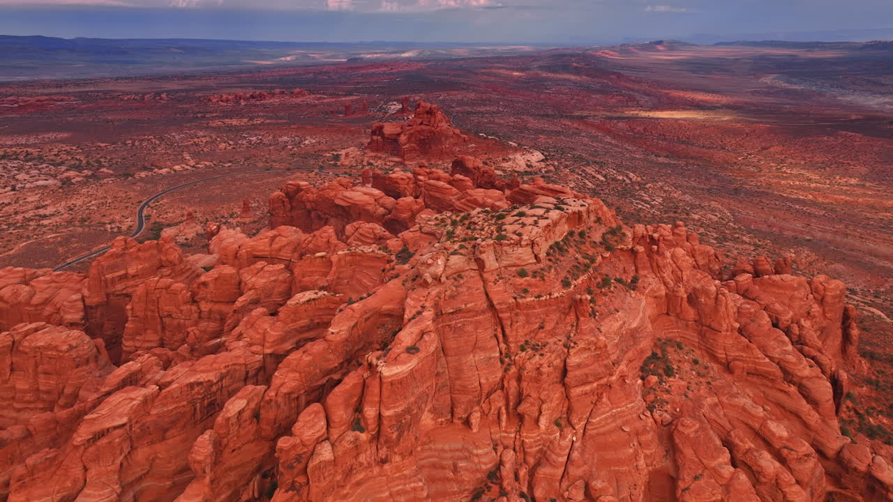 Gruppo di stravaganti rocce rosse nel vasto deserto. Incredibile scenario del Parco nazionale degli Arches nello Utah, USA, da una prospettiva aerea