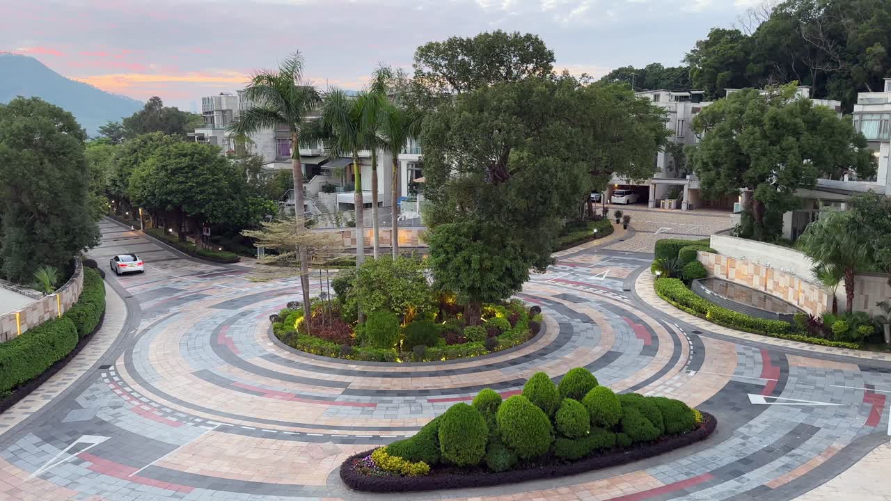 conducir un coche en una lujosa comunidad cerrada con propiedades inmobiliarias de villas ricas