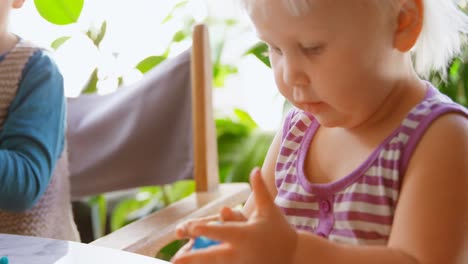niños jugando con arcilla en un hogar cómodo 4k