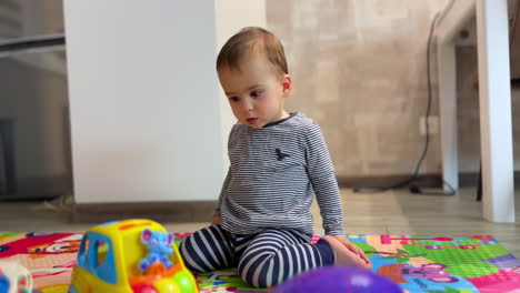 bebé jugando con juguetes