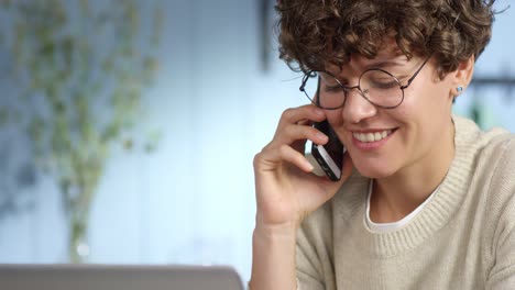 mujer alegre que trabaja desde casa
